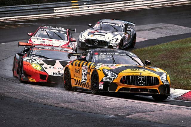 Rennwagen auf Rennstrecke