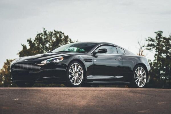 Aston Martin DBS schwarz mieten, Portrait schräg vorn. Sportwagen mieten